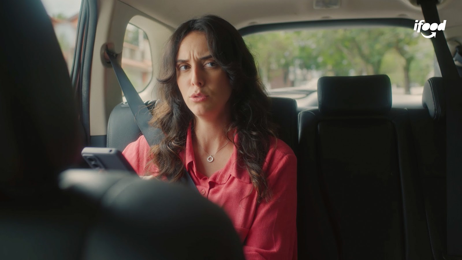 iFood lança novo posicionamento com campanha de Nizan e DM9
